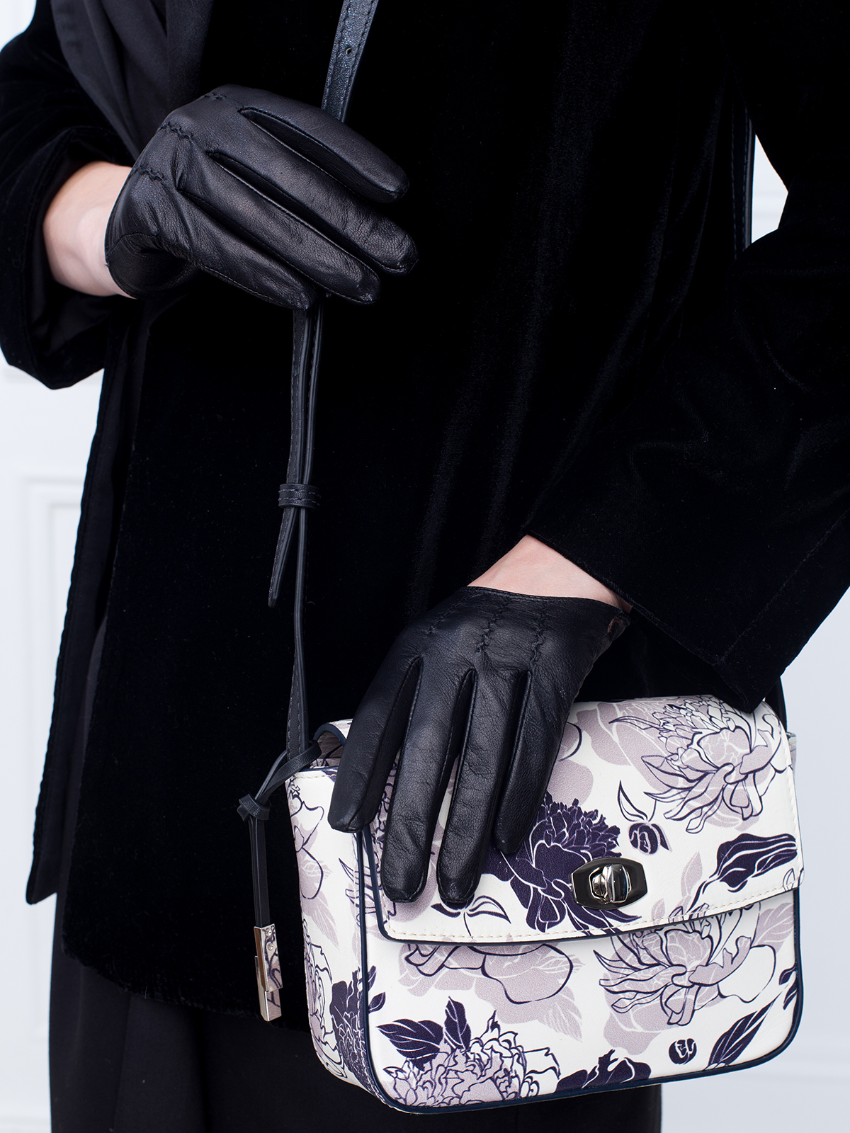 Перчатки женские б/п IS02002 black