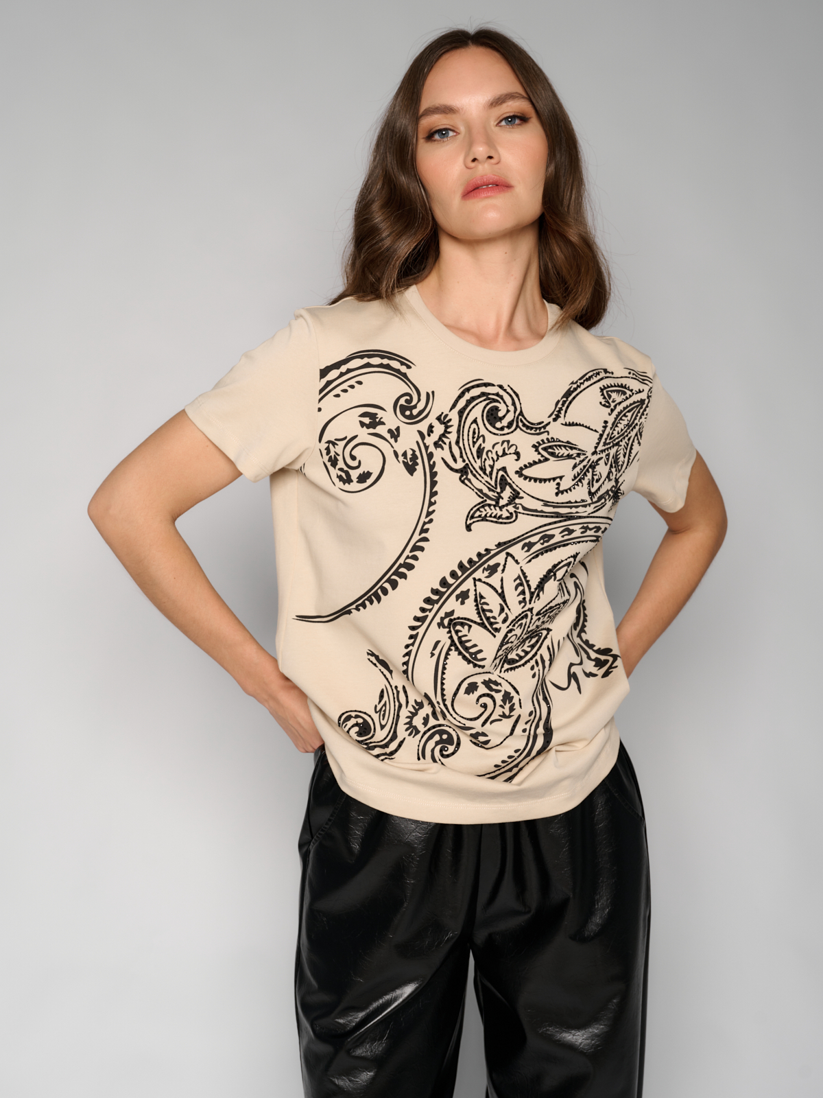 Футболка женская 12411-42021 milk/black